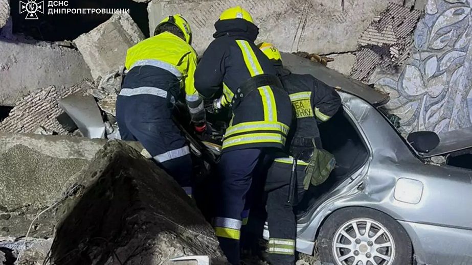 На Дніпропетровщині сталася смертельна ДТП: автомобіль врізався у стелу (ФОТО)