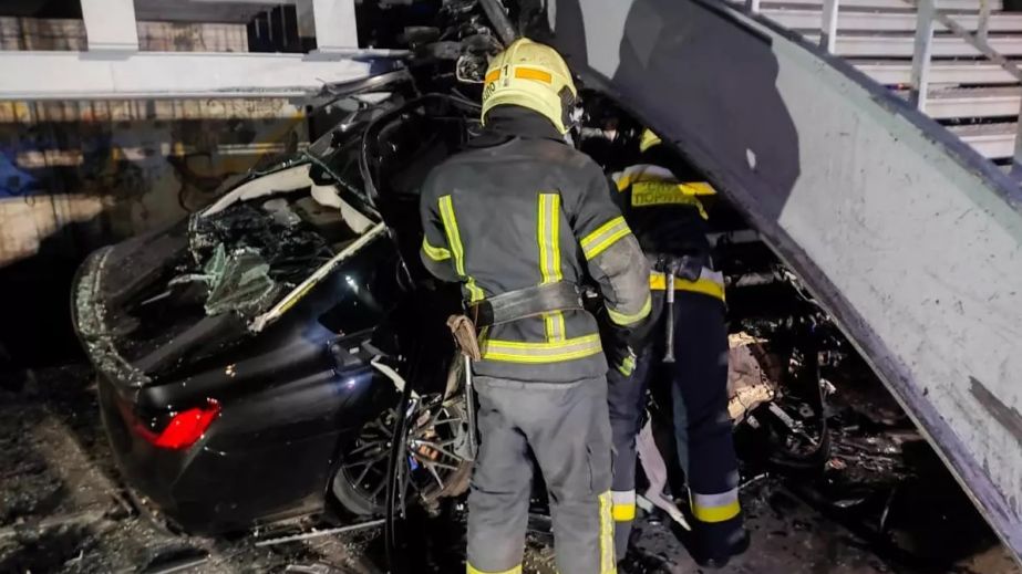 Погибли три человека: в Днепре на набережной BMW врезался в опору моста (ФОТО)