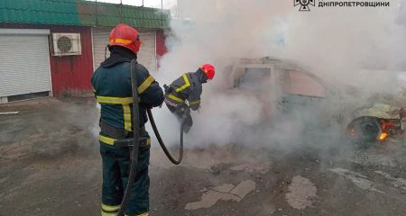 В Кривом Роге во время ремонта на СТО загорелся витомобиль (ФОТО, ВИДЕО)