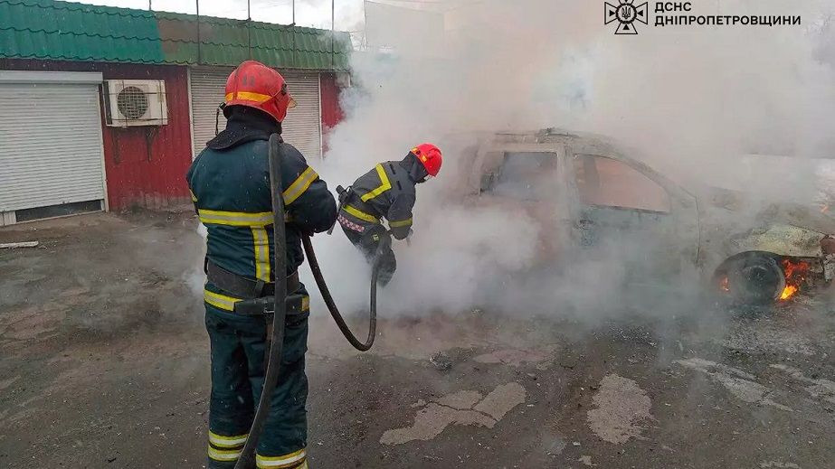 В Кривом Роге во время ремонта на СТО загорелся витомобиль (ФОТО, ВИДЕО)