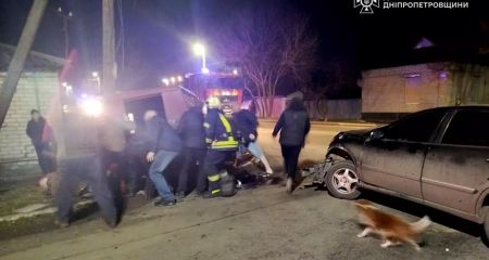 У Павлограді після ДТП водія затисло між автомоіблем і стовпом (ФОТО)