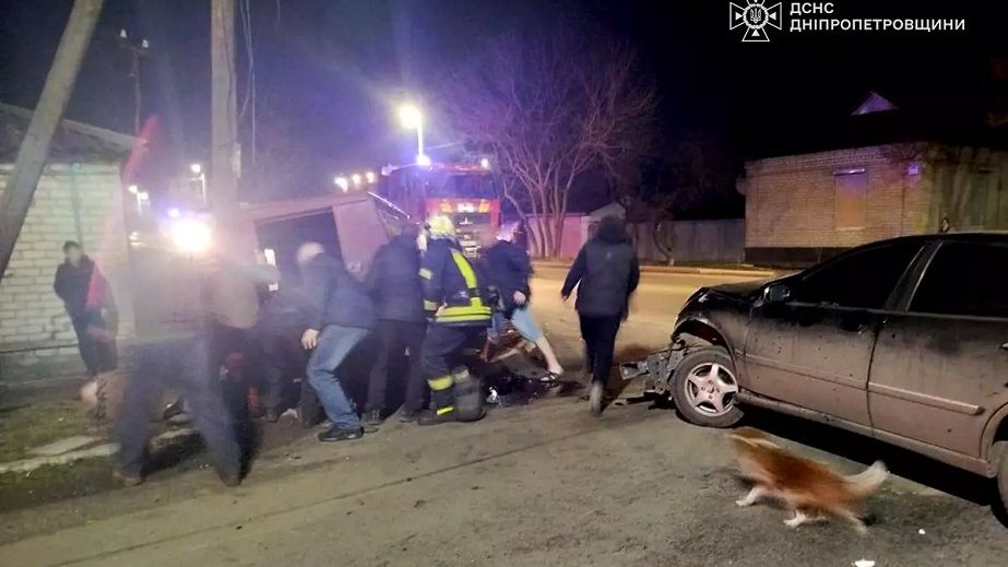 У Павлограді після ДТП водія затисло між автомоіблем і стовпом (ФОТО)