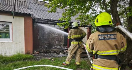 Чоловіка та жінку врятували під час пожежі у Дніпровському районі (ФОТО)