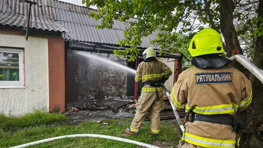 Чоловіка та жінку врятували під час пожежі у Дніпровському районі (ФОТО)