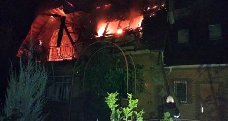 У Марганці влучання дрону викликалу масштабну пожежу у будинку (ФОТО)