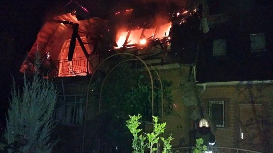 В Марганце попадание дрона вызвало масштабный пожар в доме (ФОТО)