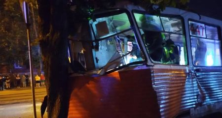 Переповнений трамвай зійшов з рейок у Кривому Розі: водія деблоковували рятувальники (ФОТО)
