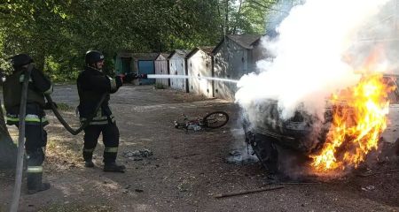 Гараж з автівкою всередині згорів у Нікополі (ФОТО)