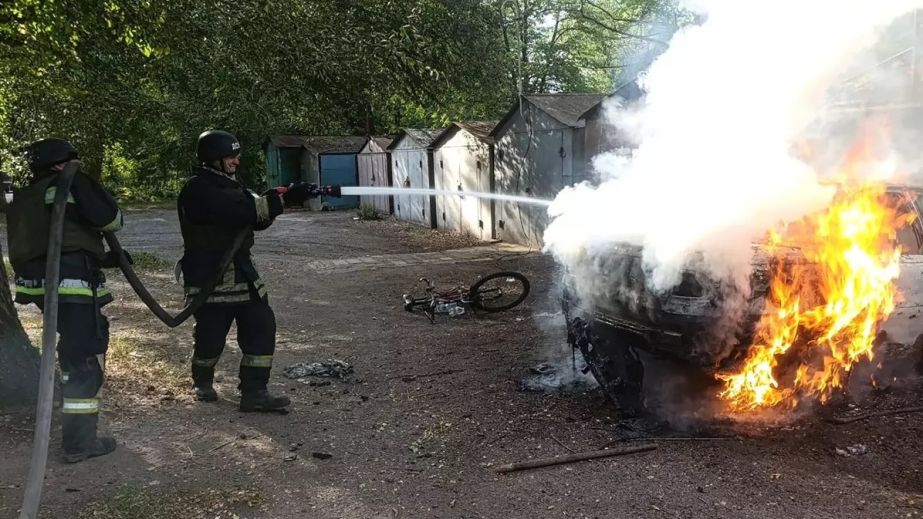 Гараж с автомобилем внутри сгорел в Никополе (ФОТО)