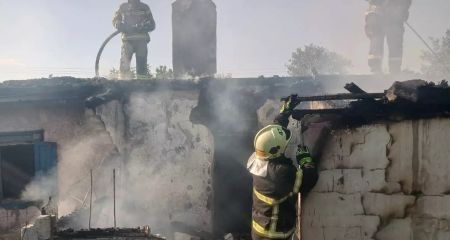 В Синельниковском районе пылал жилой дом (ФОТО)