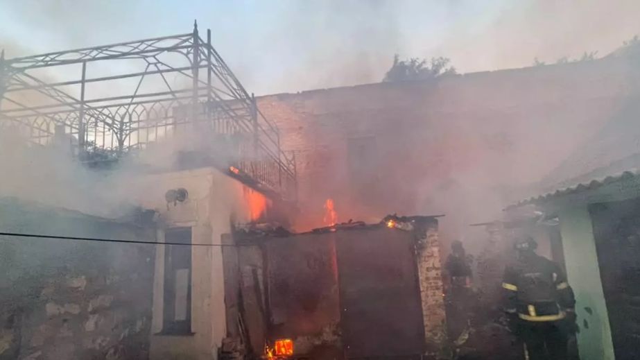Спасатели показали последствия обстрелов Никополя и района (ФОТО)