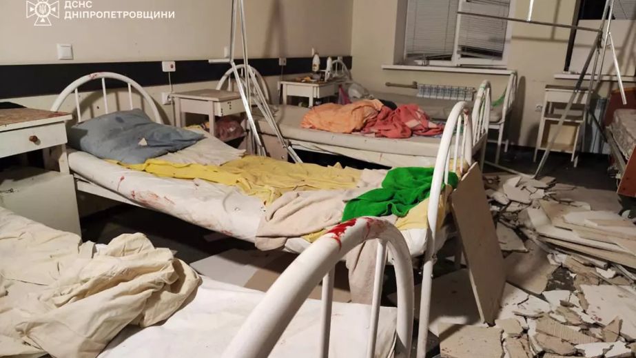 Рятувальники показали наслідки ракетного удару поруч із пологовим у Камʼянському (Фоторепортаж)