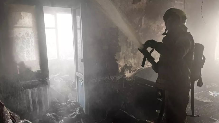 У Дніпрі майже вщент вигоріла квартира разом з новорічною ялинкою (ФОТО)