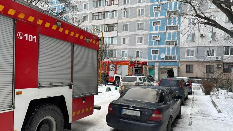 У Камʼянському чоловік згорів під час пожежі у багатоповерхівці (ФОТО)