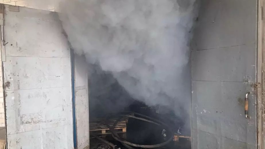 Пожежа на складі: у Кривому Розі ледь не вчаділи працівники (ФОТО)