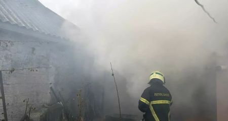 У Дніпрі ледь не вигорів вщент житловий будинок (ФОТО)