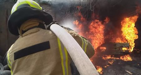 В Кривом Роге легковушка сгорела вместе с гаражом (ФОТО)