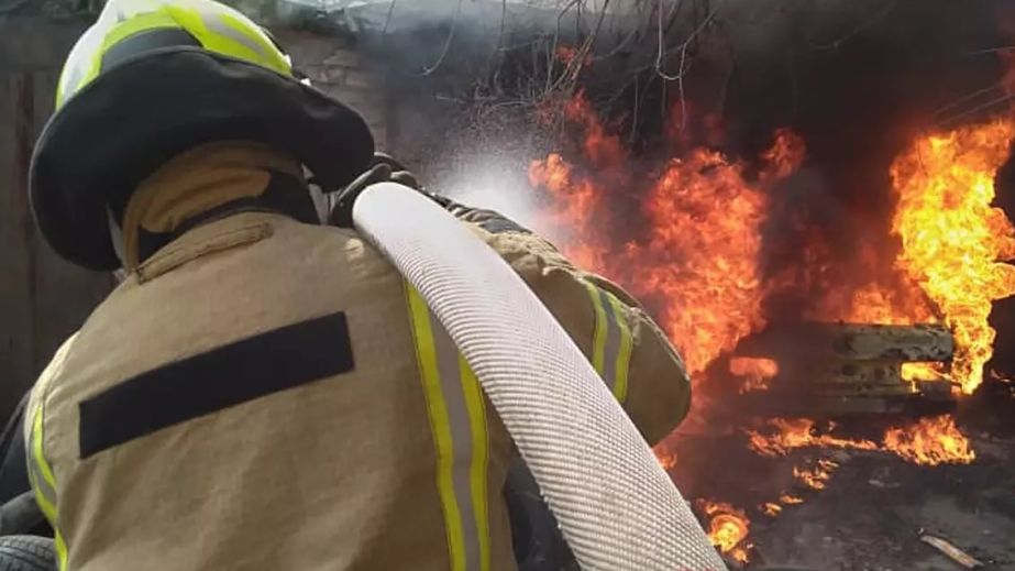У Кривому Розі легковик згорів разом із гаражем (ФОТО)