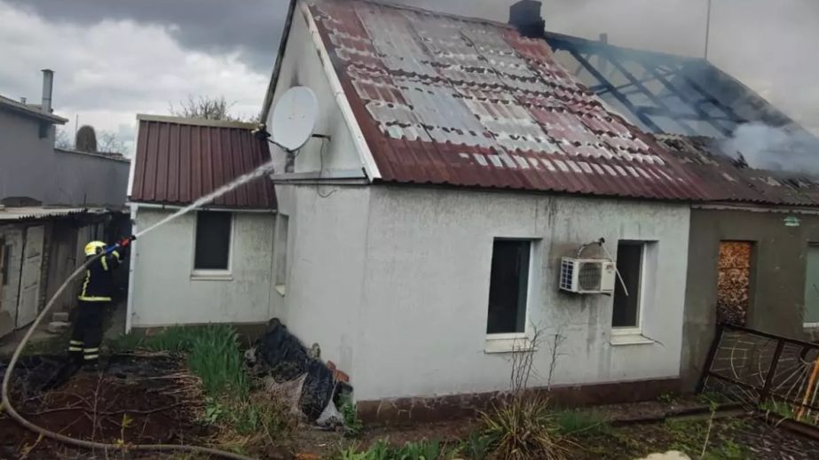 У Дніпрі згорів дах житлового будинку (ФОТО)