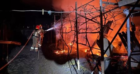 На Днепропетровщине пламя выжгло дотла хозяйственное сооружение (ФОТО)