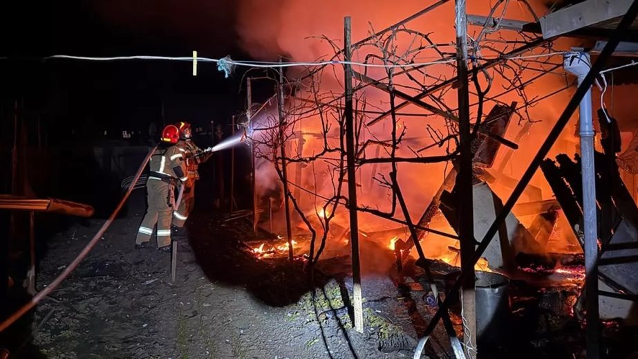 На Днепропетровщине пламя выжгло дотла хозяйственное сооружение (ФОТО)