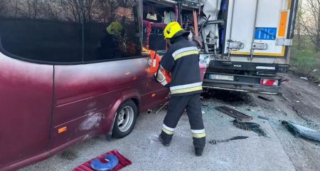 Загибла жінка та четверо постраждалих: на Дніпропетровщині маршрутка влетіла у фуру (ФОТО)
