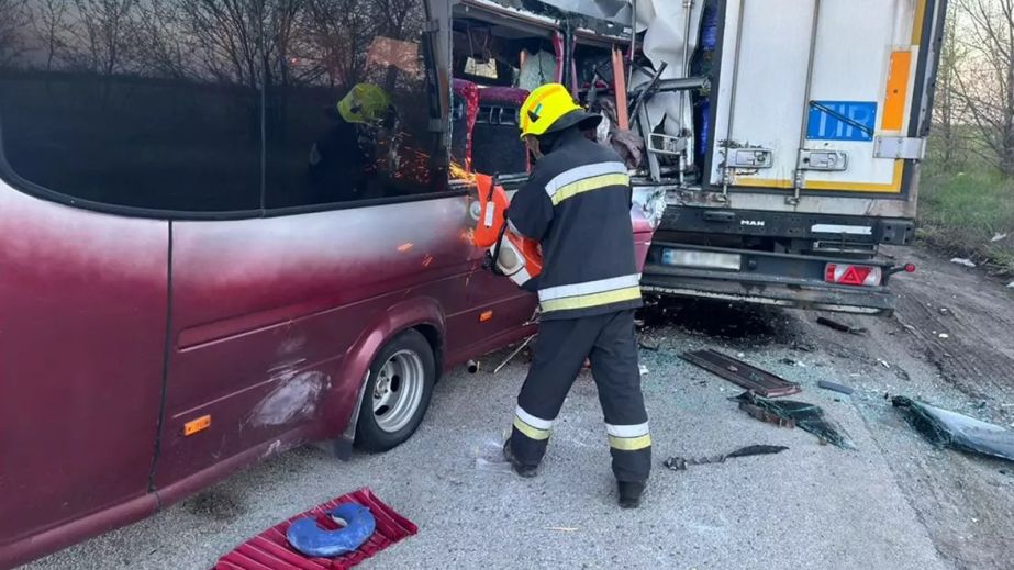 Загибла жінка та четверо постраждалих: на Дніпропетровщині маршрутка влетіла у фуру (ФОТО)