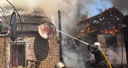 Пожежа на Дніпропетровщині: у приватному секторі палали будинок та літня кухня (ФОТО)