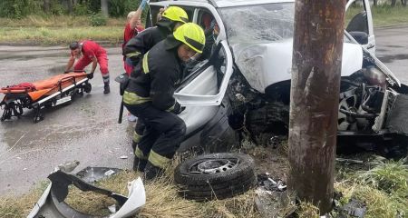 В Днепре Mercedes врезался в электроопору: пассажира вырезали из изуродованного авто (ФОТО)