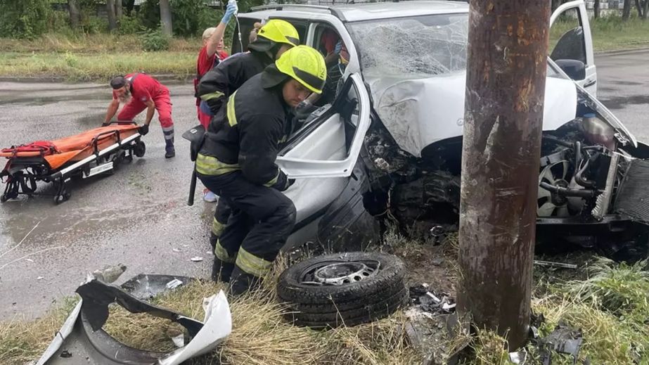 У Дніпрі Mercedes врізався в електроопору: пасажира вирізали з понівеченого авто (ФОТО)