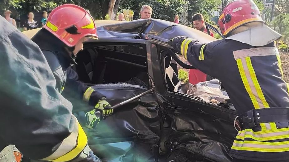 У Жовтих Водах не розминулися Tesla та Skoda: одна людина загинула, двоє у лікарні (ФОТО)