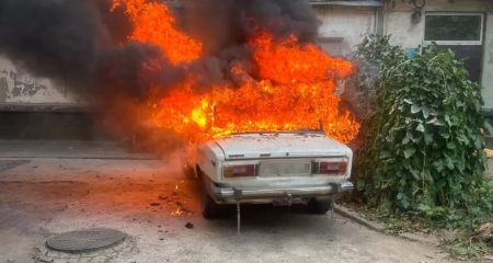Спалахнув на парковці: на Дніпропетровщині вщент вигорів автомобіль (ФОТО)