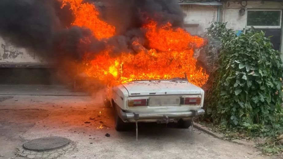 Вспыхнул на парковке: на Днепропетровщине дотла выгорел автомобиль (ФОТО)