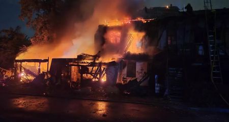 Масштабный ночной пожар в Днепре: на проспекте Нигояна горела двухэтажка (ФОТО)