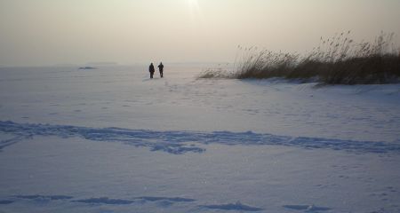 У кількох містах Дніпропетровщини дорослі з дітьми влаштували небезпечні розваги на льоду (ВІДЕО)