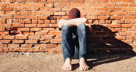 Приниження на камеру: у Кам'янському компанія підлітків змушувала хлопця ставати на коліна (ВІДЕО)