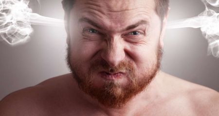 В Днепровском районе полуобнаженный мужчина угрожал оружием прохожим и унижал военных (ВИДЕО)